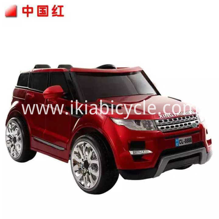 Roude Faarf Kid Spillsaachen um Auto